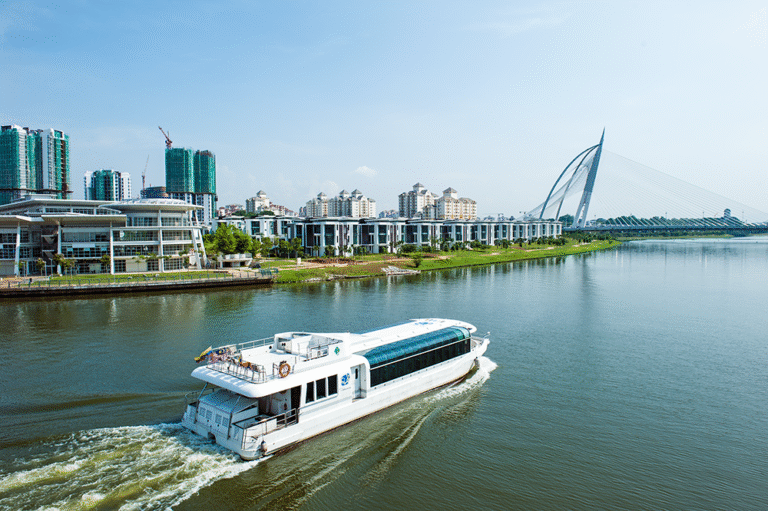 A Journey through Malaysia's Capital with Cruise Tasik Putrajaya