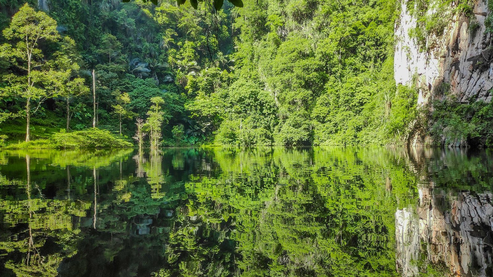 Tasik Cermin Ipoh: Discover Perak’s Magical Mirror Lake Hidden in Limestone Hills