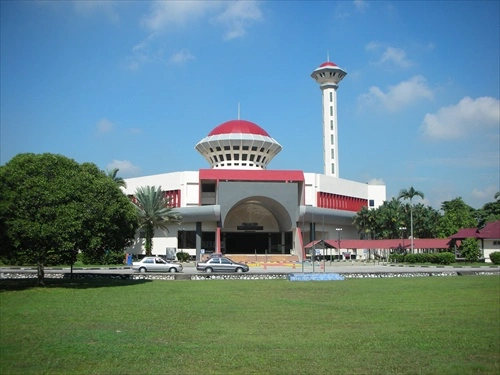 Masjid Jamek Qaryah Serdang UPM – History, Architecture & Visitor Guide