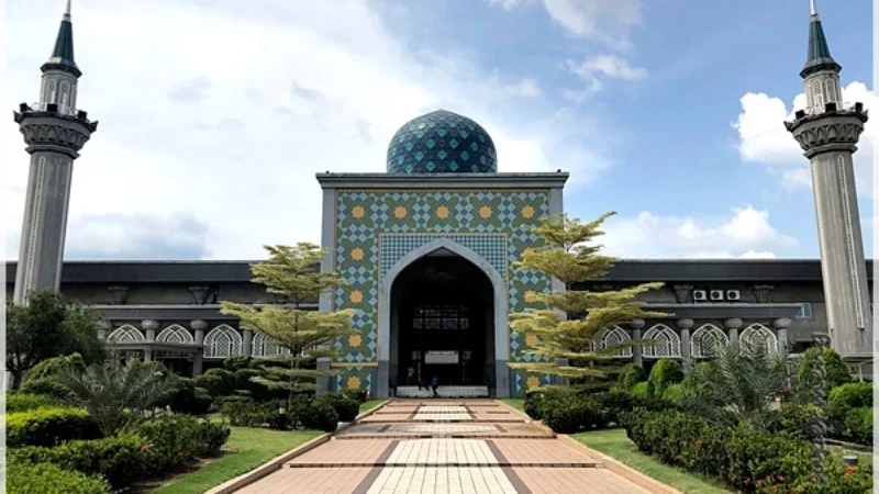 Masjid Sultan Abdul Samad KLIA- A Modern Architectural Marvel in Selangor