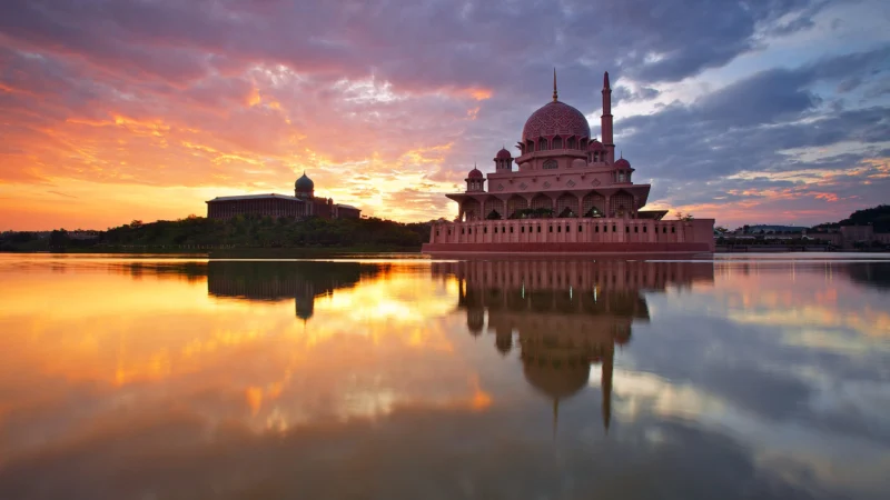 Masjid Putra, Putrajaya – The Iconic Pink Mosque by the Lake