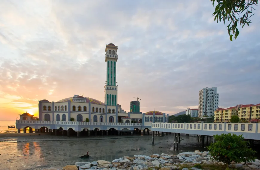 Masjid Terapung Tanjung Bungah, Penang – Malaysia’s First Floating Mosque Over the Sea