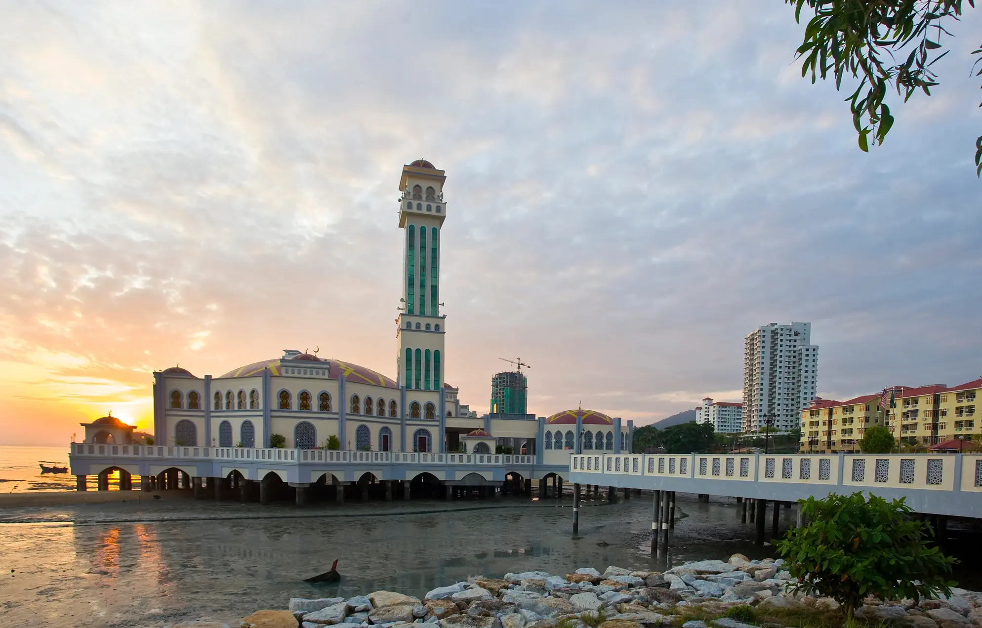 Masjid Terapung Tanjung Bungah, Penang – Malaysia’s First Floating Mosque Over the Sea
