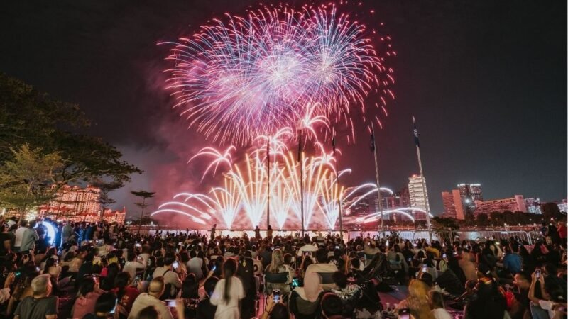 Ring in New Year’s Eve 2026 in Singapore on 31 December 2025 with spectacular midnight fireworks at Marina Bay, Sentosa, Orchard Road, Singapore Flyer, and Marina Barrage.