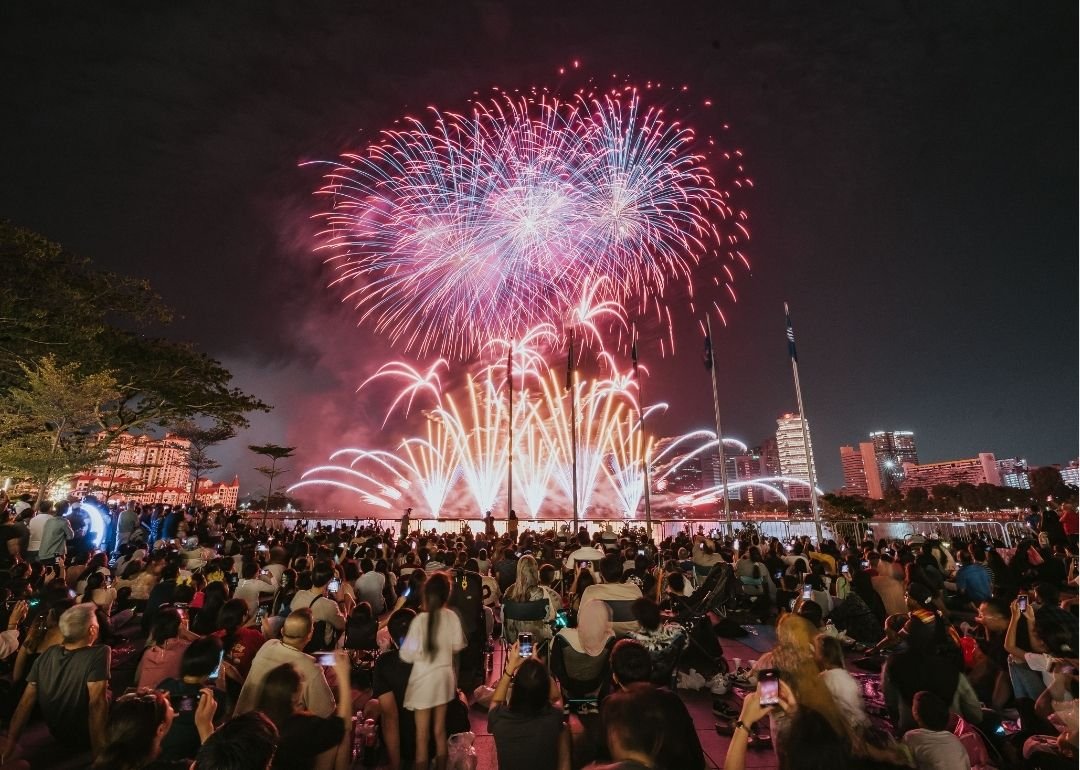 Ring in New Year’s Eve 2026 in Singapore on 31 December 2025 with spectacular midnight fireworks at Marina Bay, Sentosa, Orchard Road, Singapore Flyer, and Marina Barrage.