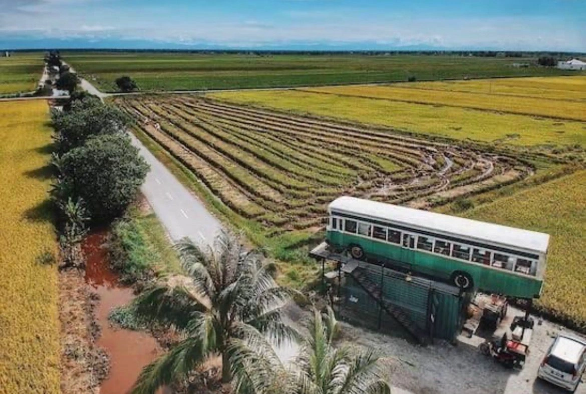 Malaysia’s Hidden Countryside Gem- A Vintage Bus Café in the Middle of Paddy Fields